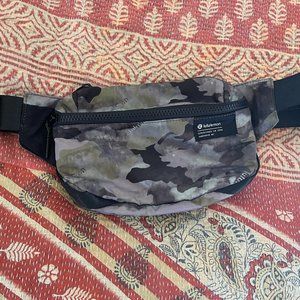 Lululemon Clean Lines Belt Bag